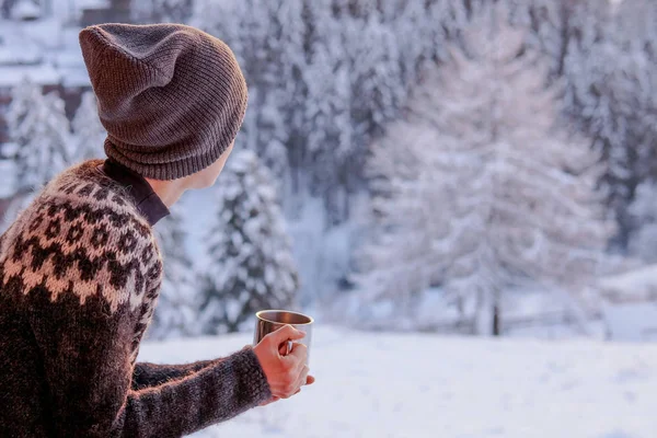 Молодая Женщина Пьет Кофе Видом Зимний Горный Пейзаж — стоковое фото