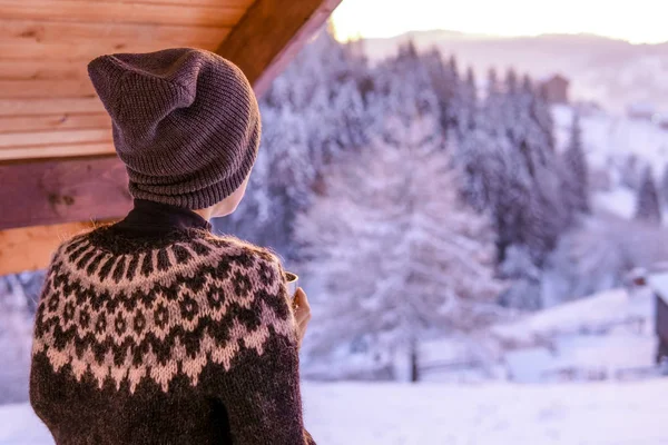 Young Woman Drinknig Coffee View Winter Mountain Landscape — Stock Photo, Image