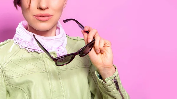 Mulher Bonita Usando Óculos Sol Sobre Rosa — Fotografia de Stock