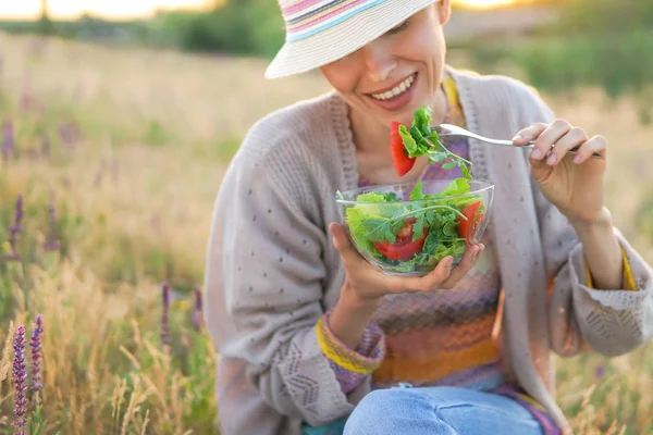 Giovane Donna Mangiare Insalata Con Bellissimo Paesaggio — Foto Stock