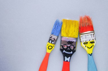  Üzerinde gri komik fırçalar arkadaşlar