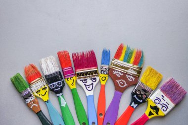 Komik fırçalar arkadaşlar. Dünya gülümseme günü