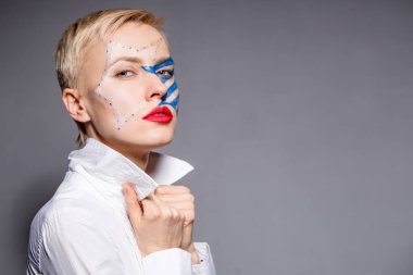 Bağımsızlık günü 4 cü Temmuzlar, Ulusal Amerikan bayrağı makyaj ile genç kadın