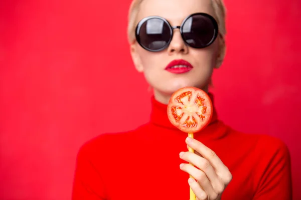 Mujer Moda Verano Con Gafas Sol Celebración Piruleta Tomate Contra — Foto de Stock