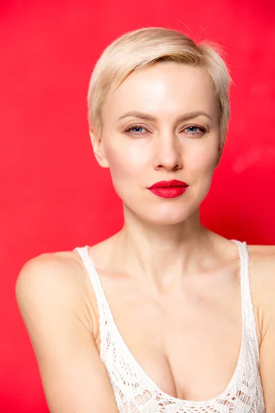 Beautiful Blonde Woman Short Haircut Red Wall — Stock Photo, Image