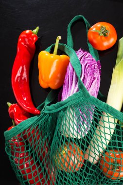  taze sebze, Bahçe üretmek, yeme ve kavram diyet temiz. Net Pamuk çanta siyah arka plan üzerine sebze