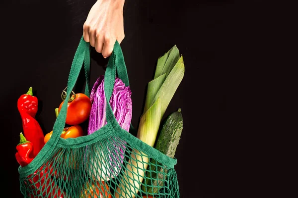 Frau Hält Netztasche Mit Gemüse Über Schwarzem Hintergrund — Stockfoto