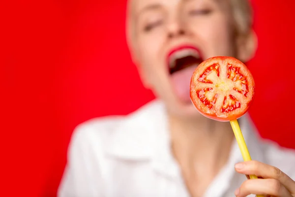 Mujer Caucásica Comiendo Tomate Concepto Piruleta Tomate Azúcar — Foto de Stock