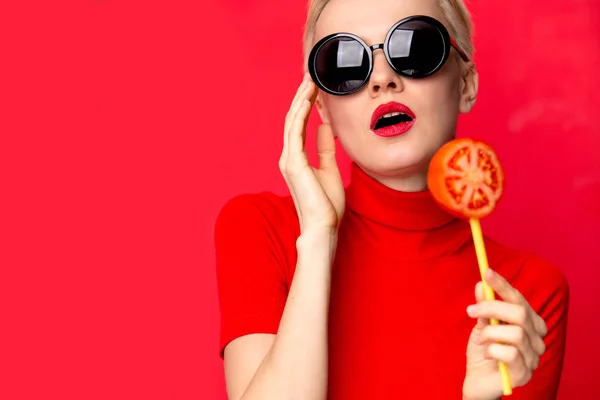 Mulher Moda Verão Vestindo Óculos Sol Segurando Pirulito Tomate Contra — Fotografia de Stock