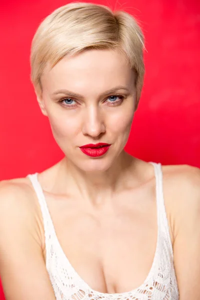 Beautiful Blonde Woman Short Haircut Red Wall — Stock Photo, Image