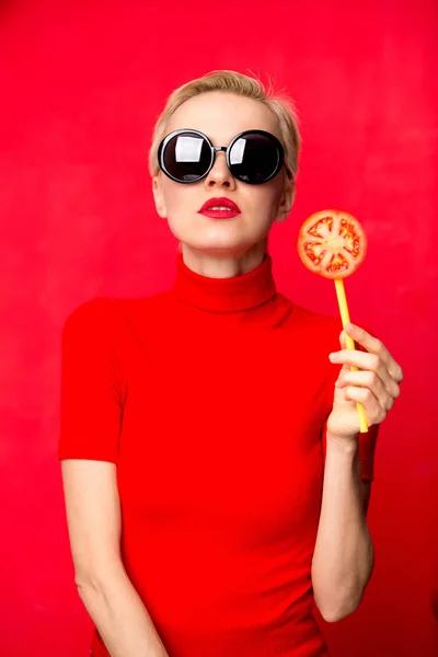 Summer Fashion Woman Wearing Sunlglasses Holding Tomato Lollipop Red Wall — Stock Photo, Image