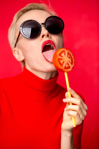 Летняя Модница Солнцезащитных Очках Помидорным Лепестком Красной Стене Красота Питание — стоковое фото