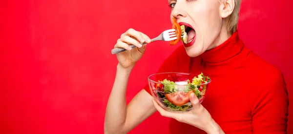 Beautiful Caucasian Woman Eating Salad Green Natural Background — Stock Photo, Image