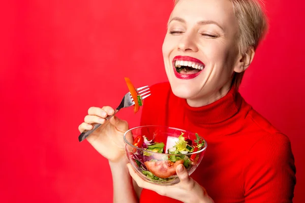 Schöne Kaukasische Frau Isst Salat Über Grünen Natürlichen Hintergrund — Stockfoto