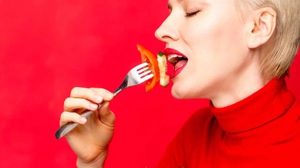 Mulher Branca Bonita Comendo Salada Sobre Fundo Vermelho — Fotografia de Stock