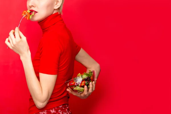 Mulher Branca Bonita Comendo Salada Sobre Fundo Vermelho — Fotografia de Stock