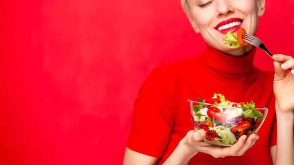 Schöne Kaukasische Frau Isst Salat Über Rotem Hintergrund — Stockfoto