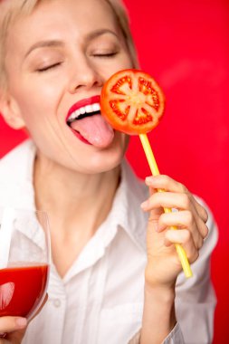 bir bardak kırmızı domates suyu olan kadın. Sağlıklı yaşam konsepti