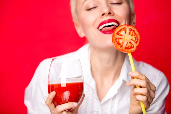 女人与一杯红色番茄汁 健康的生活方式理念 — 图库照片