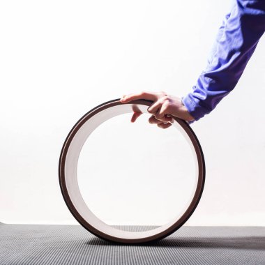 Kadın beyaz bitti izole yoga tekerlek ile