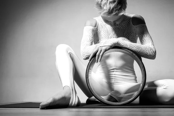 Porträt Einer Schönen Jungen Frau Die Haus Yoga Praktiziert Kopierraum — Stockfoto