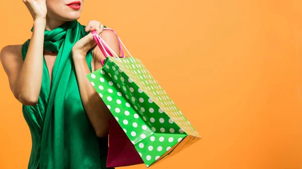 Felice Estate Shopping Donna Con Shopping Bags Isolato Sfondo Arancione — Foto Stock