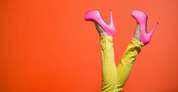 Женские Ноги Высоких Каблуках Оранжевом Красном Фоне — стоковое фото