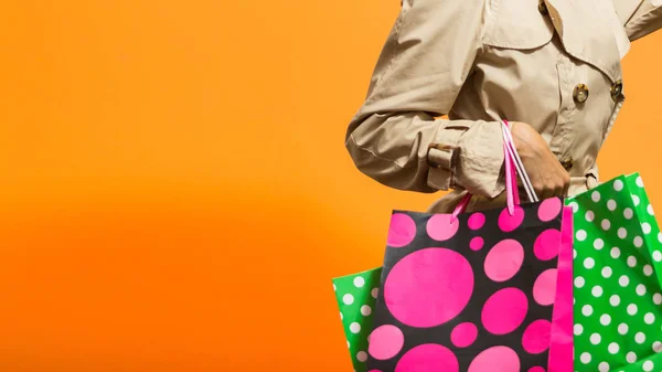 Vrolijke Lente Winkelen Vrouw Met Shopping Tassen — Stockfoto