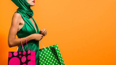 Genç mutlu yaz veya Bahar alışveriş kadın alışveriş torbaları ile