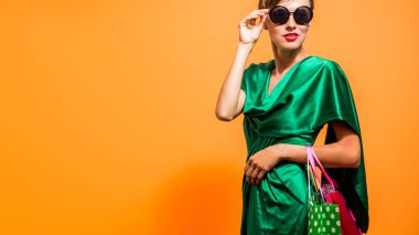 Genç mutlu yaz veya Bahar alışveriş kadın alışveriş torbaları ile