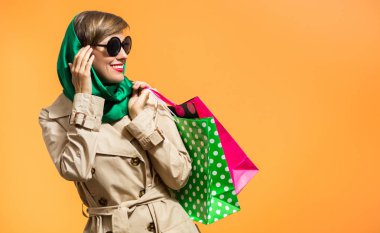 Mutlu bahar ya da alışveriş torbaları ile sonbahar alışveriş kadın