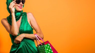 Alışveriş torbaları tutan güzel beyaz alışveriş kadın