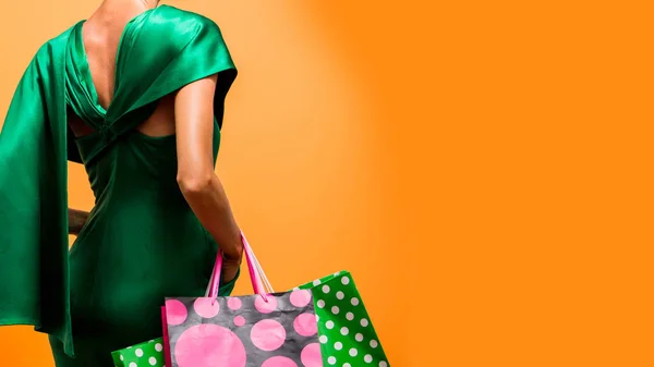 Junge Fröhliche Sommer Oder Frühlingseinkäuferin Mit Einkaufstaschen — Stockfoto