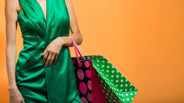 Mooie Kaukasische Vrouw Groene Jurk Winkelen Bedrijf Boodschappentas Oranje Achtergrond — Stockfoto