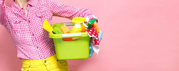 拿着清洁工具和产品在桶的年轻妇女 查出在粉红色 — 图库照片