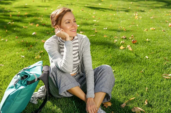 Mooie Jonge Vrouw Een Zonnige Weide Lokale Park — Stockfoto