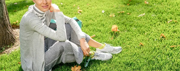 Krásná Mladá Žena Slunné Louce Místním Parku — Stock fotografie