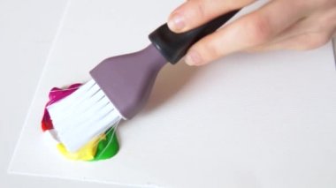 sanat, yaratıcılık ve insan konsepti - fırça resimli sanatçının eli
