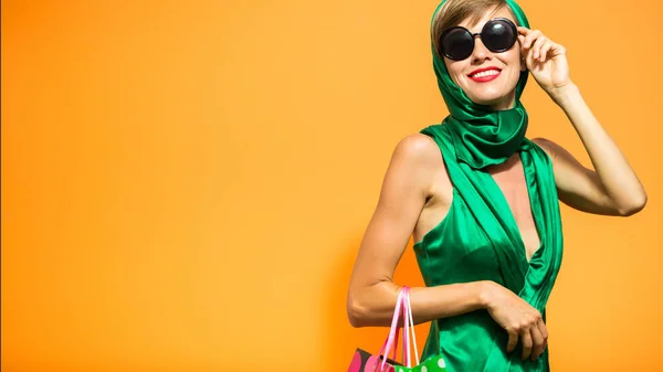 買い物袋を持つ美しい女性 春や夏の概念をショッピング — ストック写真