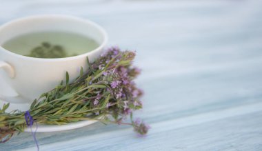 Grup taze kekik ile sağlıklı bitki çayı