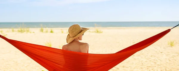 Relaxed Woman Lying Hammock View Blue Sky Sea Line — Stock Photo, Image