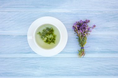 Grup taze kekik ile sağlıklı bitki çayı