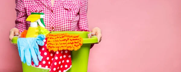 Mulher Com Mantimentos Prontos Para Limpar Quarto Limpeza Primavera — Fotografia de Stock