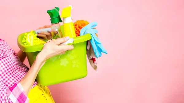 Vrouw Met Huis Levert Klaar Kamer Schoon Voorjaarsschoonmaak — Stockfoto