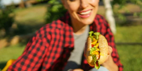 Young Caucasian Woman Eating Classic Hot Dog Outdoors — Stock Photo, Image