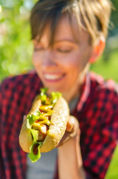 Young Caucasian Woman Eating Classic Hot Dog Outdoors — Stock Photo, Image