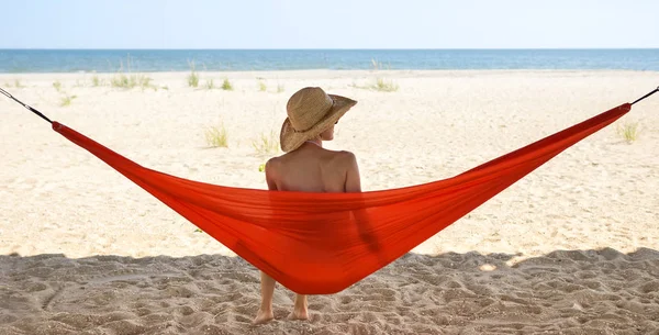 Relaxed Woman Lying Hammock View Blue Sky Sea Line — Stock Photo, Image