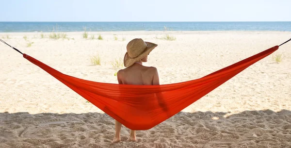 Mujer Relajada Acostada Una Hamaca Con Vista Del Cielo Azul —  Fotos de Stock