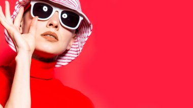  Güneş gözlüğü ve şapka, retro tarzı ile güzel genç kadın. Yaz tatili