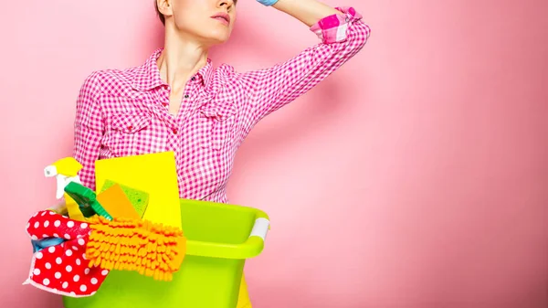 Mujer Joven Con Guantes Goma Sosteniendo Cubo Con Artículos Limpieza —  Fotos de Stock